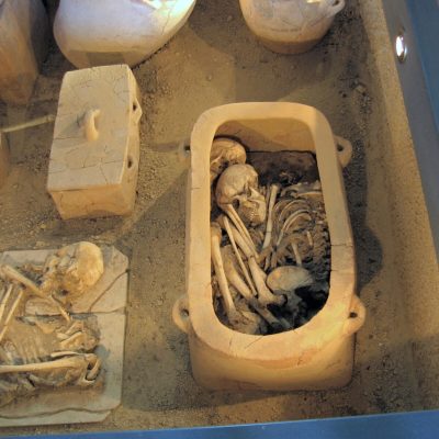 Minojský pohřeb. Archeologická kolekce v Archanes.